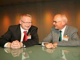Fritz Nigg (rechts) mit Urs Hauser (dem heutigen Verbandsdirektor), dem er das Präsidium der Baugenossenschaft Süd-Ost übergab.